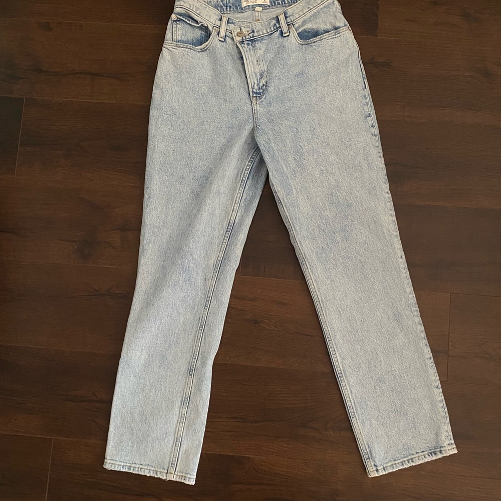 Abercrombie & Fitch 90’s Straight Leg curve love asymmetrical jeans short